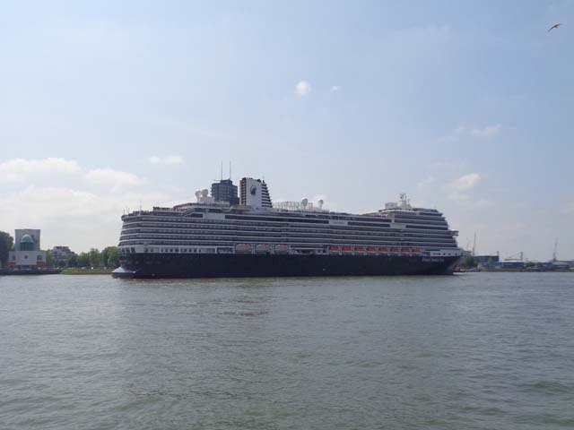 Aankomst cruiseschip ms Koningsdam van de Holland America Line aan de Cruise Terminal Rotterdam